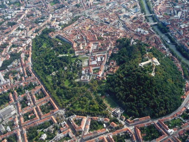 Luftbild der historischen Altstadt von Graz, 28. August 2011 (Foto: Gerald Senarclens de Grancy, Lizenz Wikimedia Commons)