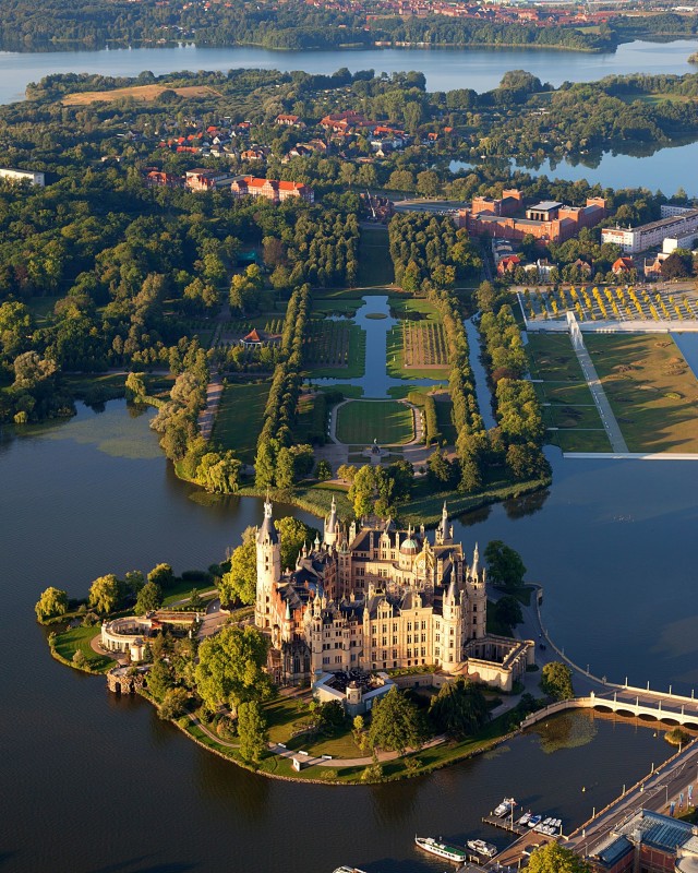 Luftbild des Schweriner Schlosses mit Gartenanlagen, 2012 (Harald Hoyer; creativecommons.org/licenses/by-sa/3.0, via Wikimedia Commons)